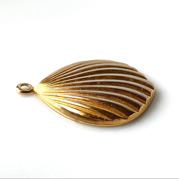 ⚡️Host Pick⚡️Gold Plated Seashell Pendant - Picture 4 of 6